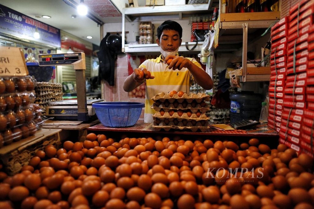 Pedagang menyiapkan telur ayam ras pesanan pelanggan di Pasar Senen, Jumat (25/11/2022). Ditingkat pengecer harga telur ayam saat ini mencapai Rp 29.000 per kilogram. 