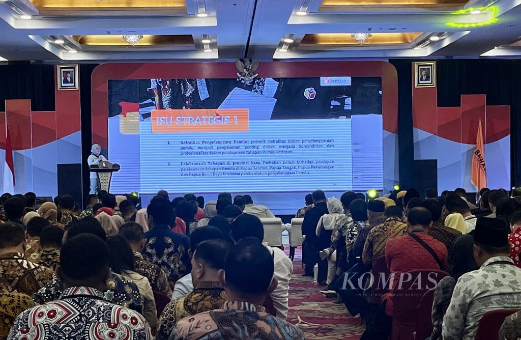 Anggota Bawaslu, Lolly Suhenty, memberikan paparan saat peluncuran Indeks Kerawanan Pemilu dan Pemilihan Serentak Tahun 2024 di Jakarta, Jumat (16/12/2022). 