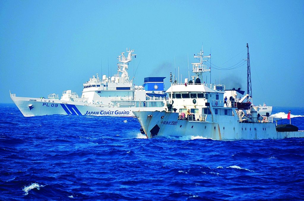 Sebuah kapal patroli China (kanan) menghadang kapal penjaga pantai Jepang di dekat kepulauan yang disengketakan oleh kedua negara di Laut China Timur (Jepang menyebut Senkaku , sedangkan China menamainya Diaoyu), 11 Juli 2012. 