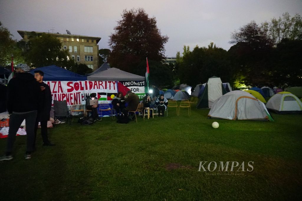 Puluhan tenda didirikan di taman selatan kampus Parkville Universitas Melbourne di Melbourne, Australia, Senin (29/4/2024), sebagai aksi protes mahasiswa terhadap kerja sama perguruan tinggi tersebut dengan beberapa perusahaan yang memasok senjata ke Israel. 