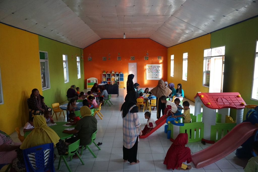 Warga berkegiatan di aula sekaligus ruang kelas Pusat Kegiatan Belajar Masyarakat (PKBM) Tut Wuri Handayani di Desa Gangga II yang terletak di Pulau Gangga, Kecamatan Likupang Barat, Minahasa Utara, Sulawesi Utara, Sabtu (29/8/2020). PKBM itu menjadi tempat utama bagi warga yang putus sekolah untuk mendapatkan ijazah pendidikan setara SD, SMP, dan SMA.