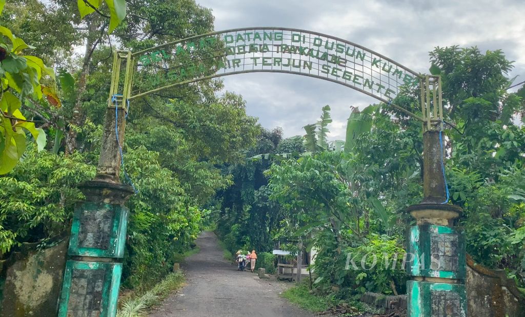 Gerbang masuk Dusun Kumbi, Desa Pakuan, Kecamatan Narmada, Kabupaten Lombok Barat, Nusa Tenggara Barat, seperti terlihat pada Kamis (5/5/2022). Gerbang itu juga akses menuju Taman Hutan Raya Nuraksa yang berada di dusun tersebut.