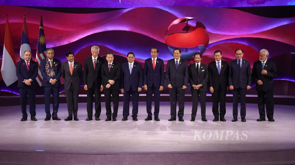 Para pemimpin negara berfoto bersama sebelum mengikuti pembukaan KTT Ke-43 ASEAN di Jakarta, Selasa (5/9/2023).  