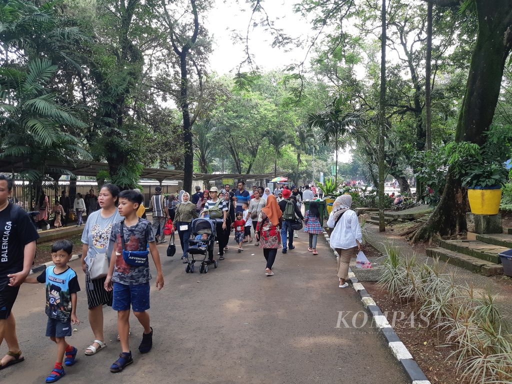 Ribuan pengunjung memadati Taman Margasatwa Ragunan, Jakarta Selatan, Kamis (11/4/2024). Mereka ingin menghabiskan waktu liburan Lebaran bersama keluarga.
