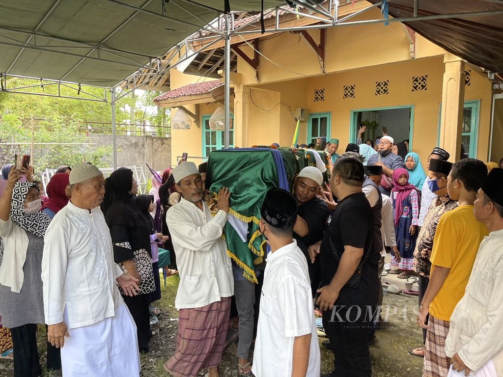 Jenazah Syech Mulachela (38), pekerja migran Indonesia asal NTB, yang meninggal dalam kecelakaan kapal di perairan Johor, Malaysia, dibawa untuk dimakamkan di Kampung Bhineka, Lombok Tengah, Jumat (24/12/2021).