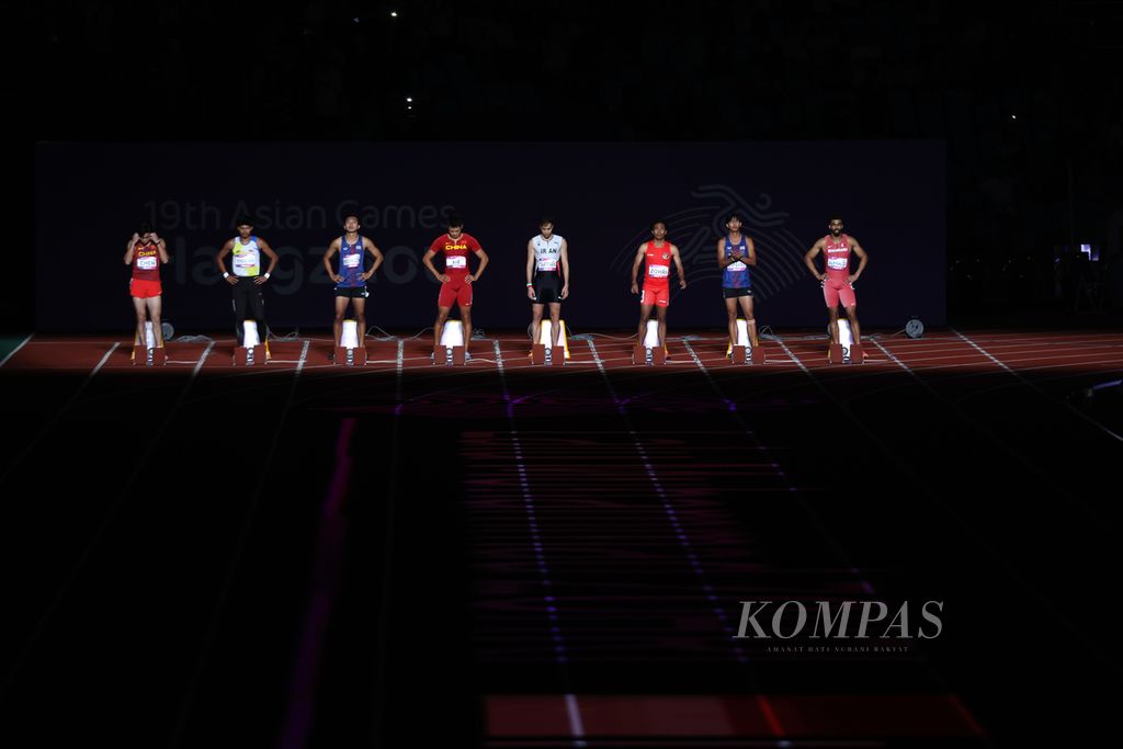 Pelari Indonesia, Lalu Muhammad Zohri (ketiga dari kanan) bersiap dalam final nomor 100 meter putra Asian Games Hangzhou 2022 di Stadion Utama Hangzhou, Provinsi Zhejiang, China, Sabtu (30/9/2023). 