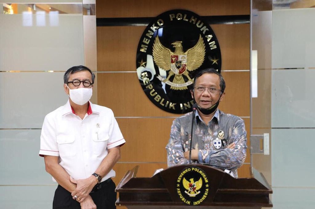 Menteri Hukum dan HAM Yasonna H Laoly (kiri) dan Menteri Koordinator Bidang Politik, Hukum, dan Keamanan Mahfud MD di Jakarta, Selasa (16/6/2020).