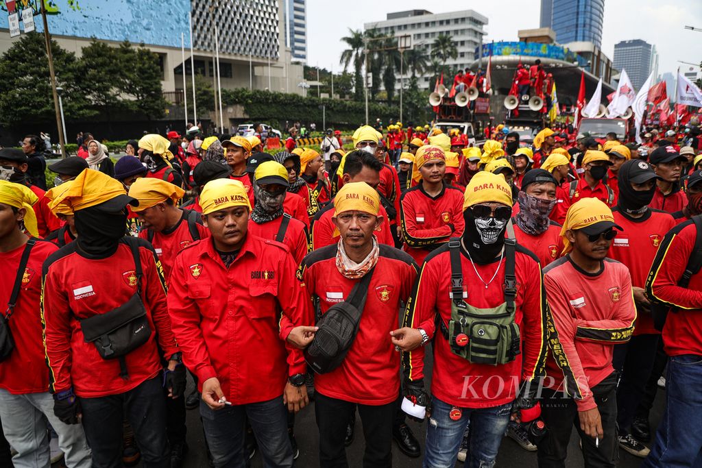 Barikade buruh dalam aksi peringatan Hari Buruh atau May Day di kawasan Bundaran HI, Jakarta, Rabu (1/5/2024). 