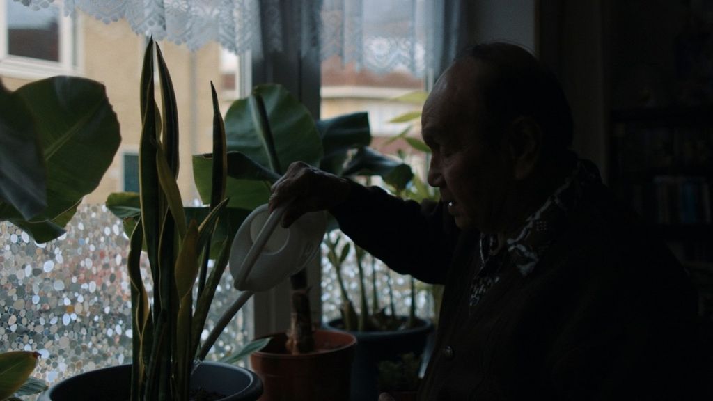  Salah satu eksil, Chalik Hamid. Ia berpulang pada 2022 setelah bermukim di Belanda pascapencabutan paspornya ketika berkuliah di Albania pada 1965. Ia menanam bambu dan pohon pisang di sekitar rumahnya untuk mengobati rindunya pada kampung halaman.