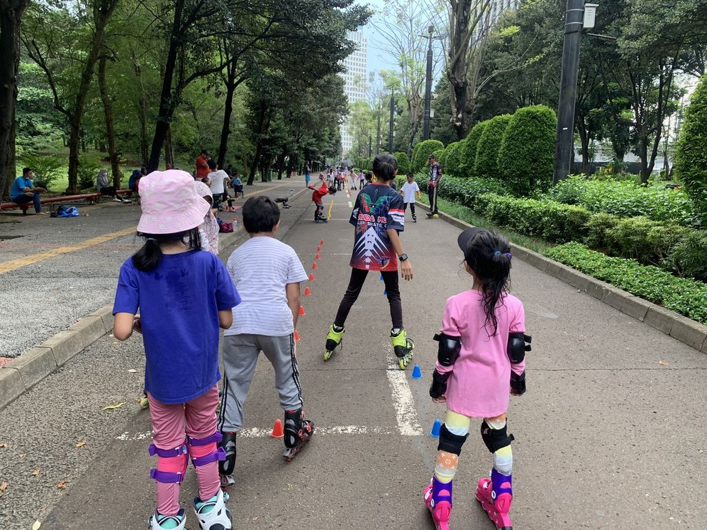 Anak-anak anggota Garuda Muda Roller Skate Club sedang berlatih di Jalan Gerbang B Stadion Utama Gelora Bung Karno, Senayan, Jakarta, Minggu (23/10/2022). Jalanan tersebut merupakan salah satu sudut yang membelah taman kota GBK.