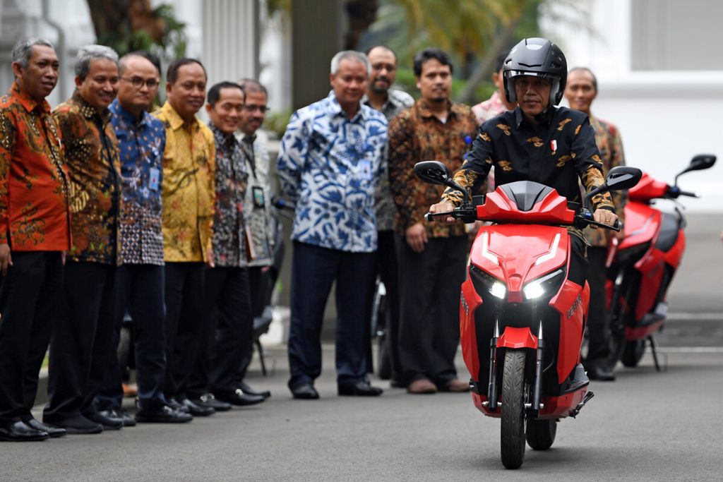 Presiden Joko Widodo menjajal motor listrik buatan dalam negeri, Gesits, seusai melakukan audiensi dengan pihak-pihak yang terlibat proses produksi di halaman tengah Istana Kepresidenan, Jakarta, Rabu (7/11/2018). 