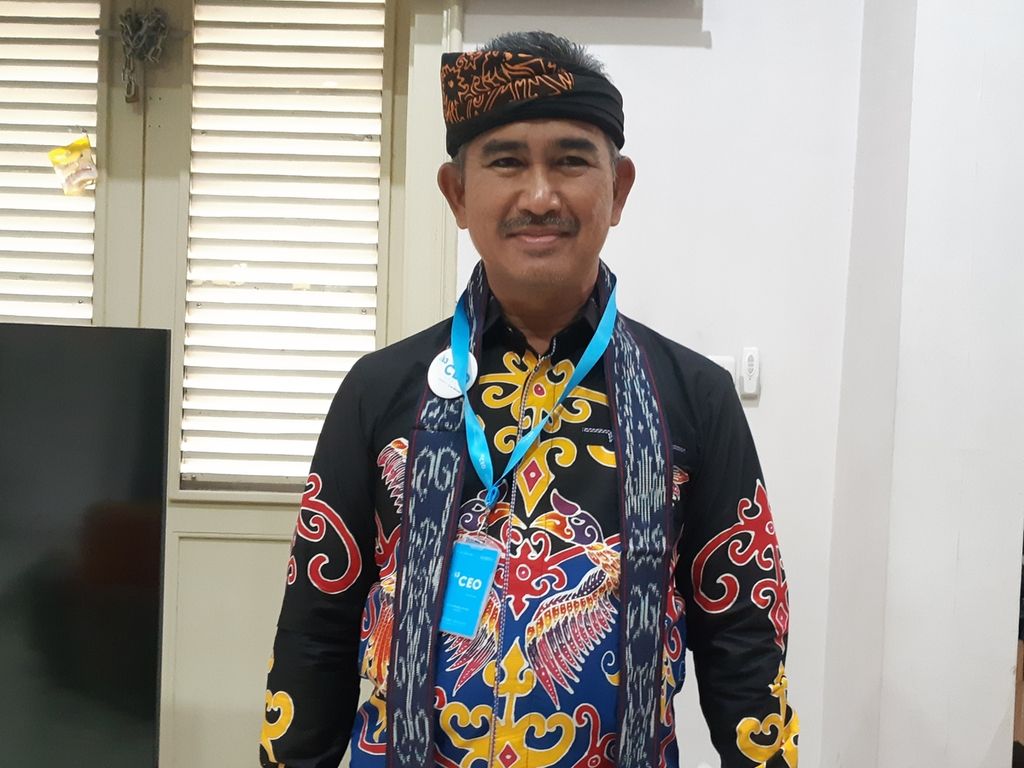 Wali Kota Tarakan Khairul mengenakan pakaian khas Tarakan saat menghadiri Kompas100 CEO Forum Ke-13 Powered by East Ventures di Istana Negara, Jakarta, yang dihadiri Presiden Joko Widodo, Jumat (2/12/2022).