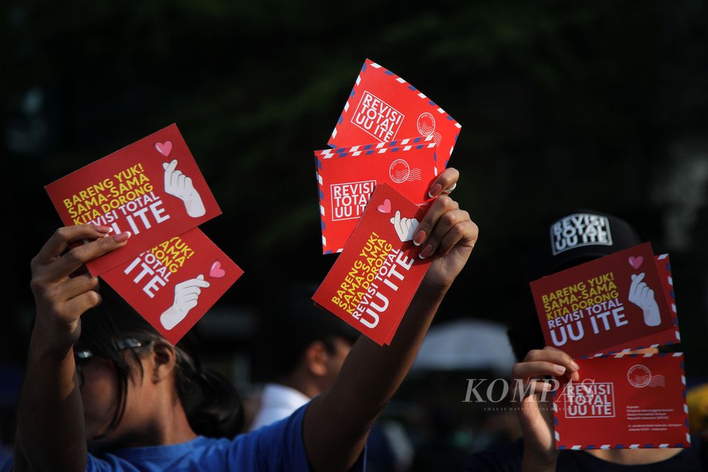 Warga yang tergabung dalam Paguyuban Korban Kriminalisasi UU ITE (Paku ITE) menggelar aksi damai menuntut Revisi Total UU ITE di Jakarta, Minggu (28/5/2023). 