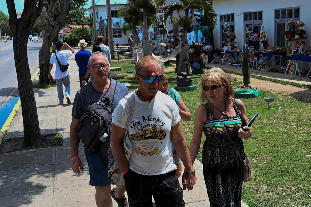 Para turis berjalan di kawasan wisata Varadero, Provinsi Matanzas, Kuba, 5 April 2024. 