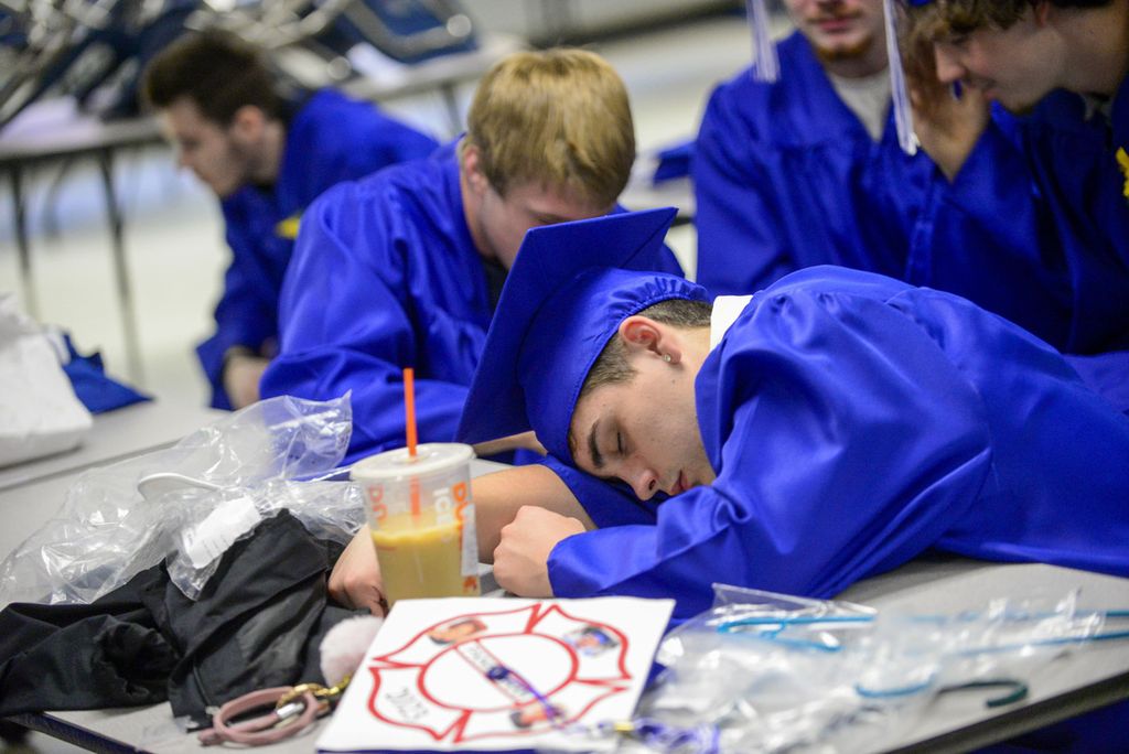 Chad Burnett, lulusan SMA Hinsdale, Amerika Serikat, tidur siang sebentar sebelum upacara wisuda pada 17 Juni 2023. Survei Gallup, yang dirilis 15 April 2024, menyebutkan bahwa mayoritas orang AS akan merasa lebih baik jika bisa tidur lebih banyak. 