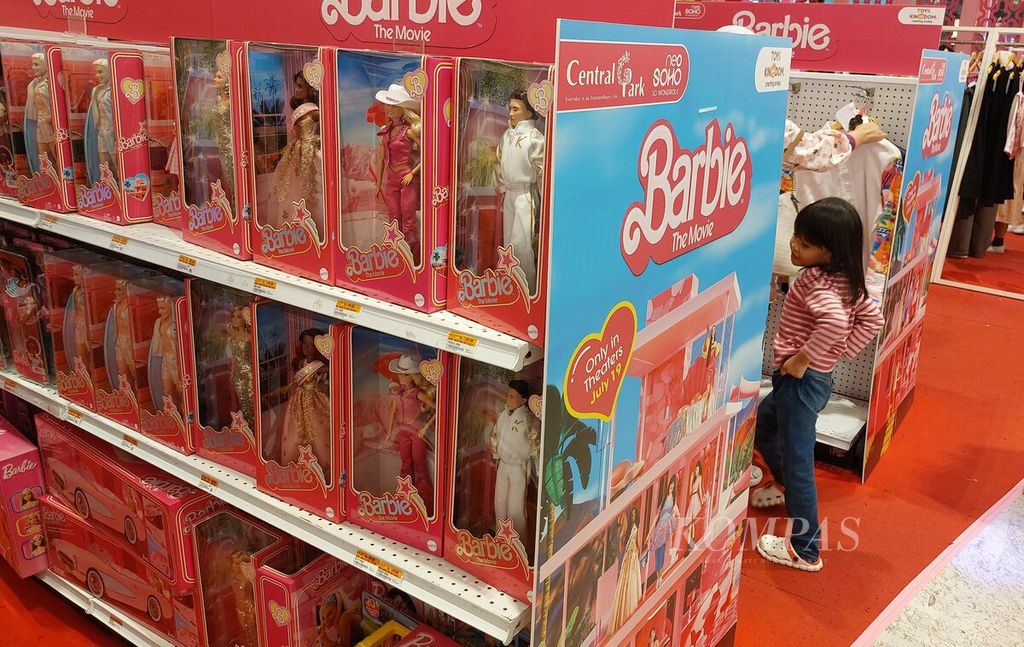 Mainan boneka Barbie dijual di area Barbie Dream House di Mal Neo Soho, Jakarta Barat, Sabtu (22/7/2023). Film<i> Barbie </i>yang disutradarai oleh Greta Gerwig mulai tayang di bioskop Indonesia pada 19 Juli 2023 atau dua hari lebih awal dari rilis di bioskop Amerika Serikat dan beberapa negara lainnya. 