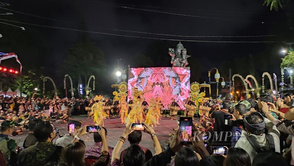 Pergelaran tari mengisi acara pembukaan Denpasar Festival 2022 di kawasan patung Catur Muka, Kota Denpasar, Bali, Rabu (21/12/2022).
