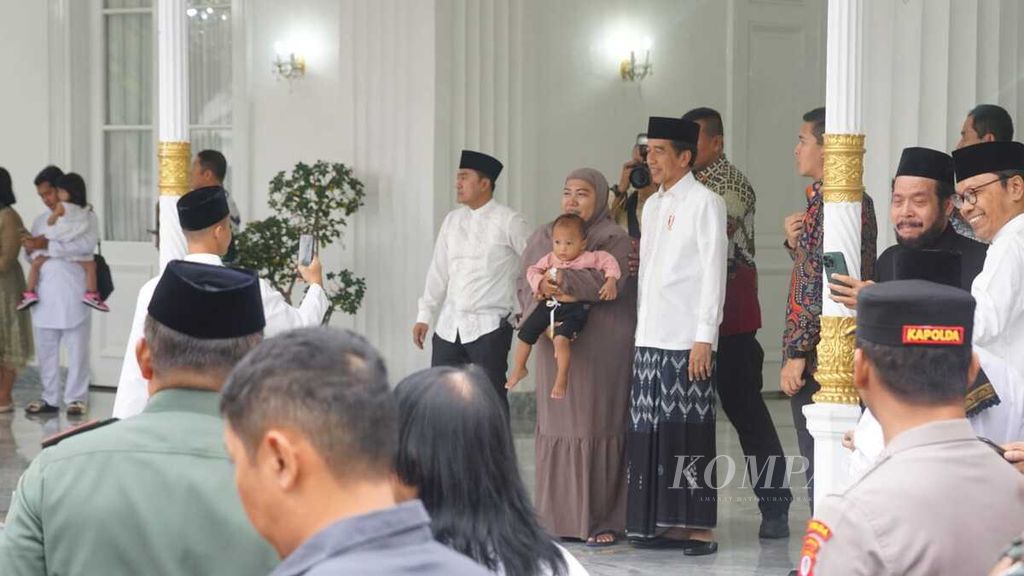 Presiden Joko Widodo berfoto bersama dengan warga setelah shalat Idul Adha di Istana Kepresidenan Yogyakarta, Daerah Istimewa Yogyakarta, Kamis (29/6/2023).