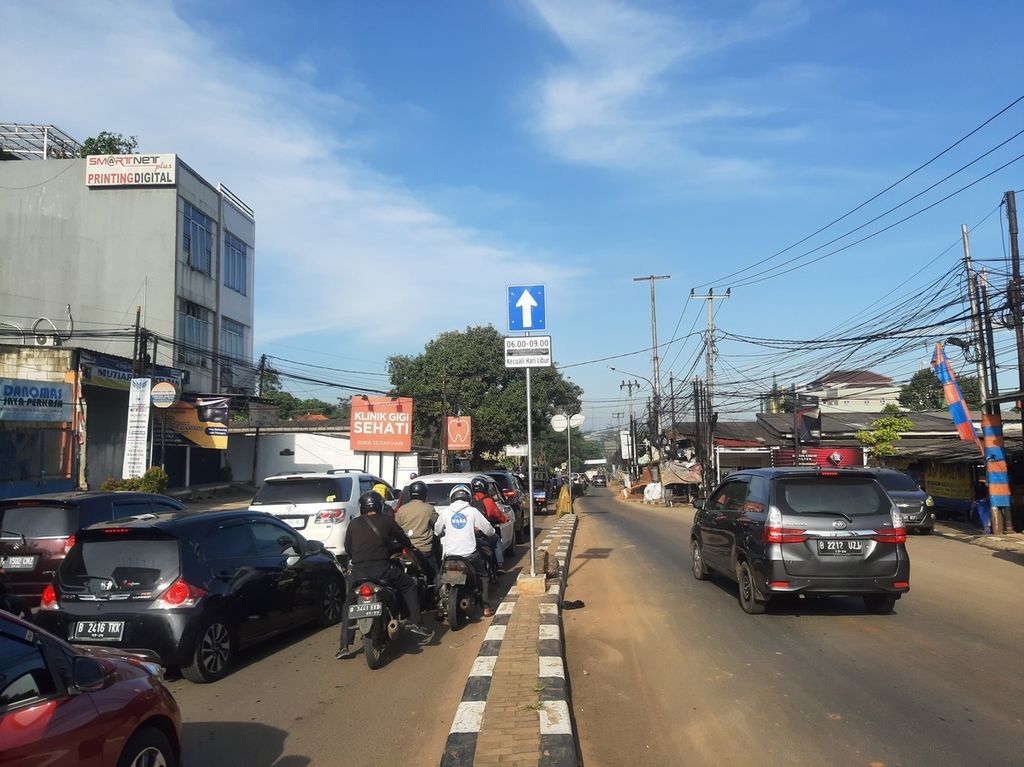 Kepadatan lalu lintas dari arah perempatan Viktor menuju lampu merah Muncul, Tangerang Selatan, Banten, Selasa (7/3/2023).