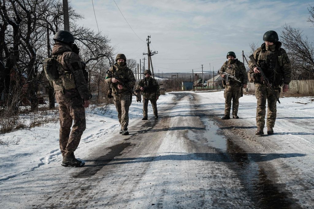 Prajurit Ukraina menyusuri sebuah jalan di Siversk, Jumat (17/2/2023). Perang Ukraina, yang diawali invasi Rusia, belum ada tanda-tanda mereda saat memasuki satu tahun,  Jumat (24/2/2023).  