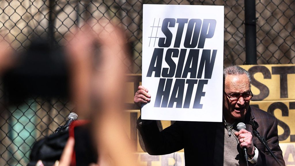 Pemimpin Mayoritas Senat Chuck Schumer (D-NY) memegang poster bertuliskan "Hentikan Kebencian Asia" menolak kebencian terhadap warga Asia-Amerika di Taman Columbus, Chinatown, Manhattan, Amerika Serikat, seusai pandemi Covid-19. 