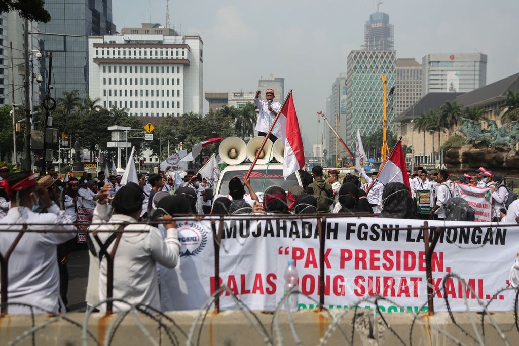 Seorang peserta aksi berorasi menuntut pemerintah menerbitkan Surat Keputusan Inpassing untuk guru madrasah swasta di kawasan Patung Kuda Arjuna Wiwaha, Jakarta, Senin (26/6/2023). 