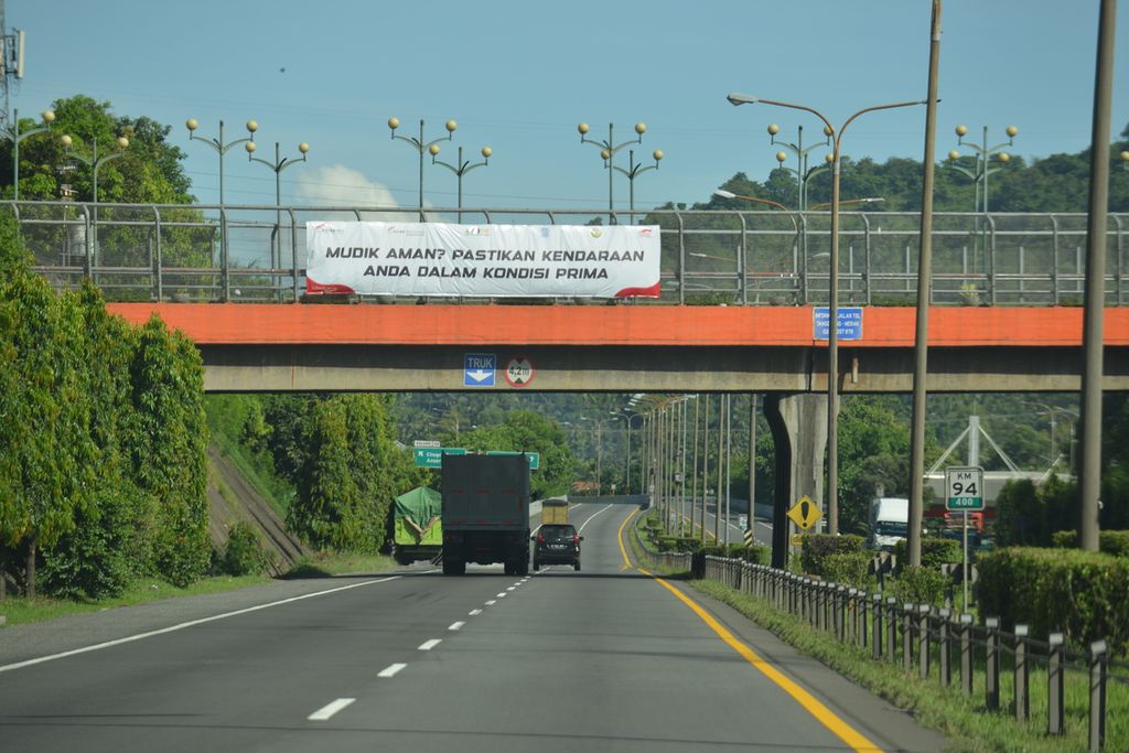 Spanduk ajakan pemerintah kepada masyarakat agar berhati-hati saat berkendara terpasang di salah satu jembatan penyeberangan orang di ruas Jalan Tol Tangerang-Merak, Jumat (7/4/2023). 