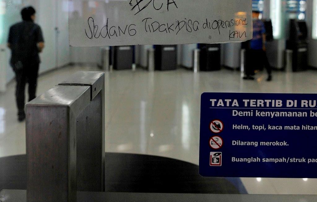 Sejumlah mesin ATM BCA di Stasiun Gambir, Jakarta, masih belum dapat dioperasikan karena gangguan satelit, Senin (28/8) pukul 13.00 WIB.