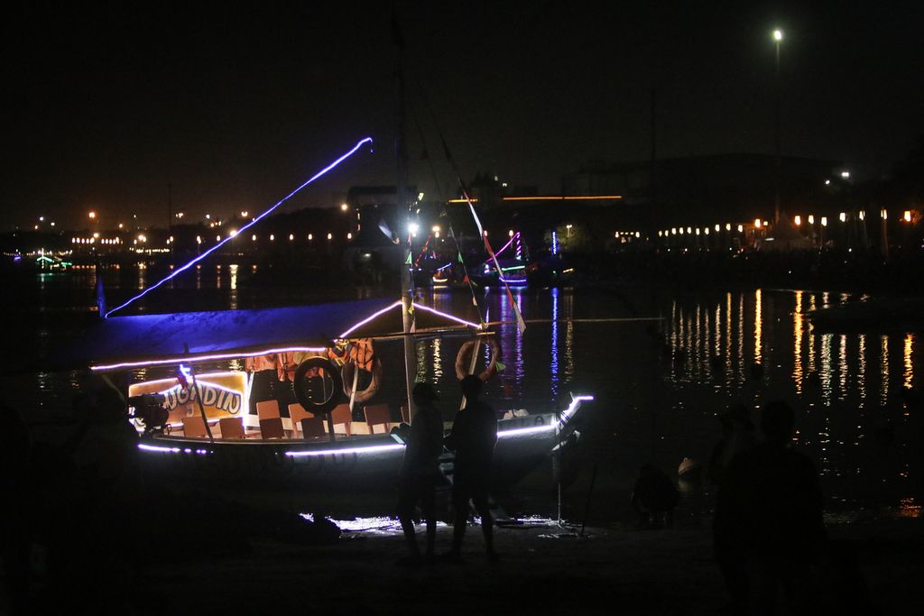 Kapal wisata bersandar di Pantai Lagoon, Ancol, Jakarta Utara, Sabtu (31/12/2022). Kawasan Ancol menjadi salah satu pusat perayaan malam pergantian tahun di Jakarta.