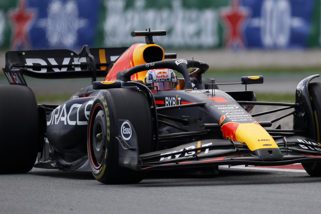 Pebalap Red Bull, Max Verstappen, memacu mobilnya pada sesi latihan bebas pertama Formula 1 seri Spanyol di Sirkuit Barcelona Cataluny di Montmelo, Spanyol, Jumat (2/6/2023). Ia meraih waktu tercepat di sesi itu.