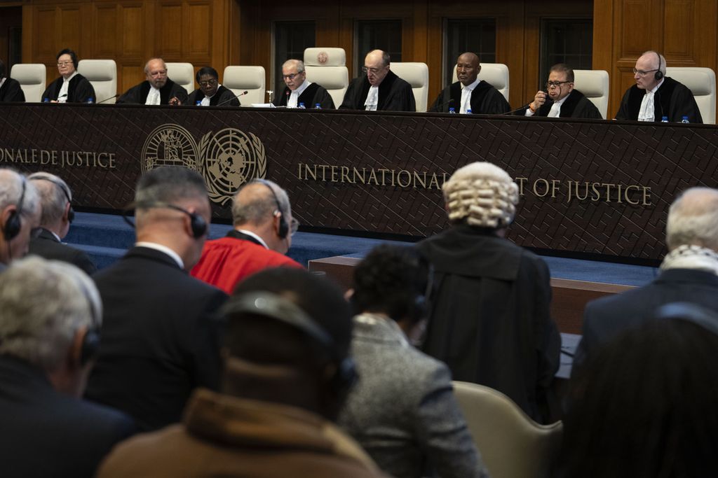Pengadilan tertinggi Perserikatan Bangsa-Bangsa dengan hakim ketua Nawaf Salam (kelima dari kanan) membuka sidang bersejarah di Den Haag, Belanda, Senin (19/2/2024). Enam hari sidang dibuka pada Senin di pengadilan tinggi PBB mengenai legalitas pendudukan Israel selama 57 tahun atas tanah yang dicari untuk negara Palestina. 