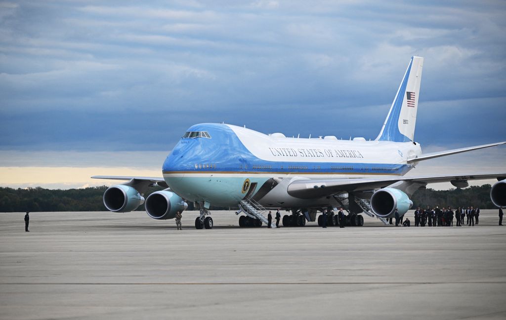 Pesawat kepresidenan Amerika Serikat, Air Force One, terlihat di tarmak Pangkalan Bersama Andrews di Maryland, 17 Oktober 2023. 