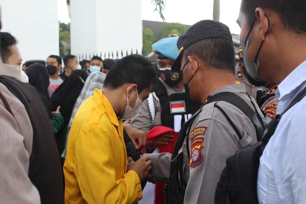 Polisi memeriksa sejumlah mahasiswa yang diundang masuk ke halaman kantor DPRD Provinsi Kalimantan Tengah, di Palangkaraya, Senin (11/4/2022).