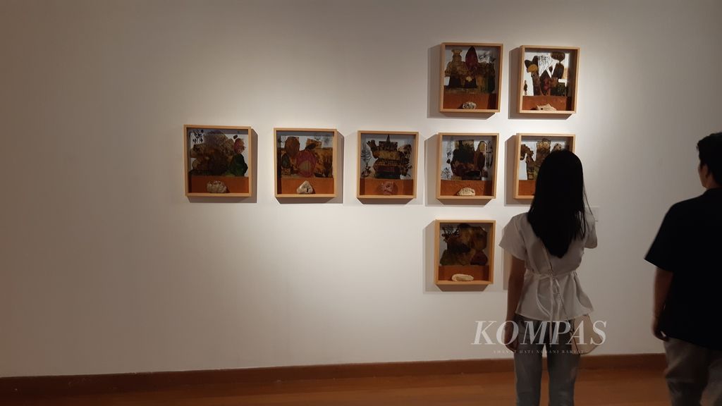 Seni instalasi berjudul Harmony in Diffusion (2024) karya perupa Endang Lestari, Rabu (19/6/2024). Karya ini ditampilkan pada Pameran Tiga Sisi: Jelajah &amp; Media di Galeri Nasional Indonesia, Jakarta, 14 Juni-4 Juli 2024.