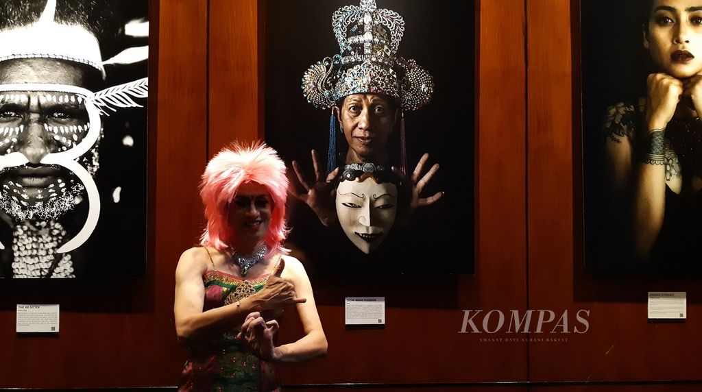 Seniman Didik Nini Thowok berpose di depan foto karya Stephane Sensey di area galeri The Apurva Kempinski Bali, Nusa Dua, Badung, Bali, Sabtu (1/4/2023).