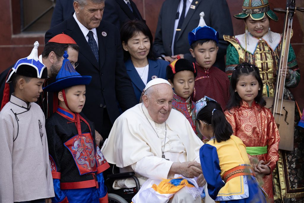Paus Fransiskus menyapa anak-anak Mongolia pada upacara penyambutan di Apostolic Nunciature di Ulaanbaatar, Jumet (1/9/2023). 