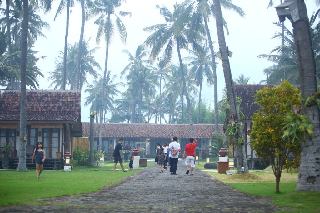 Wisatawan bersantai di halaman penginapan Villa So Long, yang menghadap ke Selat Bali dari Banyuwangi, Rabu (30/12/2020). Pemerintah Banyuwangi mengharuskan wisatawan menunjukkan hasil negatif tes cepat antigen saat hendak menginap di hotel dan menutup seluruh destinasi wisata pada libur akhir tahun sejak tanggal 31 Desember 2020 hingga 3 Desember 2021.