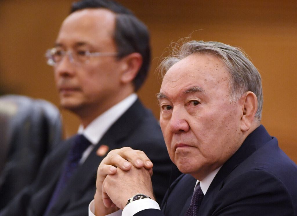 Foto yang diambil pada 7 Juni 2018 ini memperlihatkan Presiden Kazakhstan Nursultan Nazarbayev (kanan) mendengarkan pidato Presiden China Xi Jinping (tidak tampak) di gedung Balai Agung Rakyat di Beijing, China. 