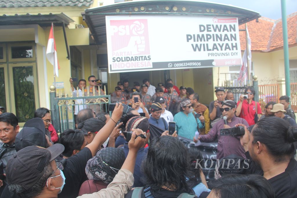 Massa dari Paguyuban Masyarakat Ngayogyakarta untuk Kesinambungan Keistimewaan menggelar aksi di depan kantor Dewan Pimpinan Wilayah PSI DIY, Kota Yogyakarta, Senin (4/12/2023). 