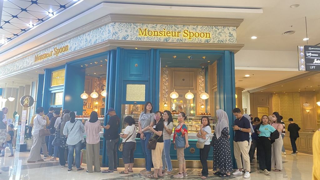 Pengunjung Mal Kota Kasablanka di Jakarta Selatan tengah mengantre di gerai Monsieur Spoon, Rabu (14/2/2024).