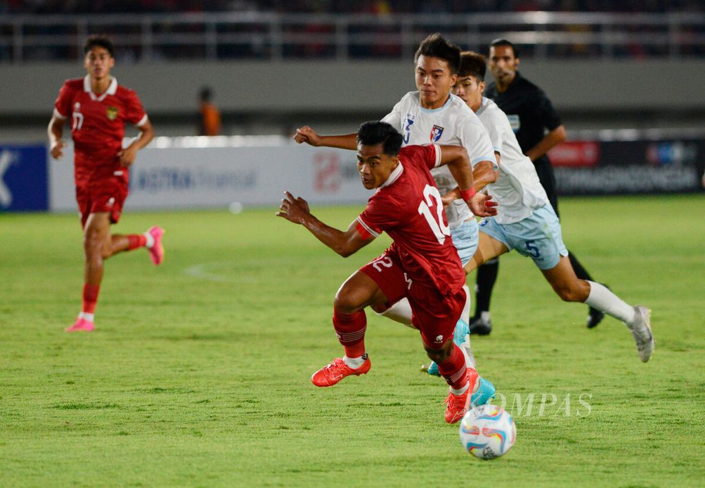 Bek kiri Indonesia U-23 Pratama Arhan Alif berusaha melewati pertahanan Taiwan pada laga Kualifikasi Grup K Piala Asia U-23 2024 di Stadion Manahan, Surakarta, Sabtu (9/9/2023). 
