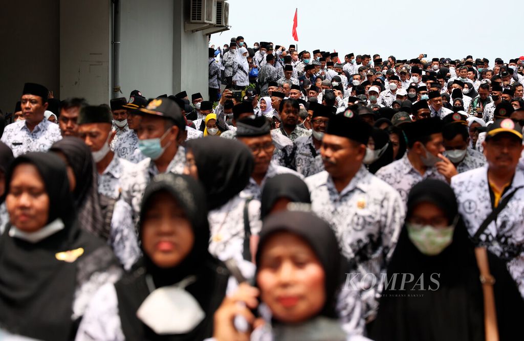Peserta dari sejumlah daerah hadir untuk mengikuti peringatan HUT Ke-77 Persatuan Guru Republik Indonesia di Marina, Kota Semarang, Jawa Tengah, Sabtu (3/12/2022). 