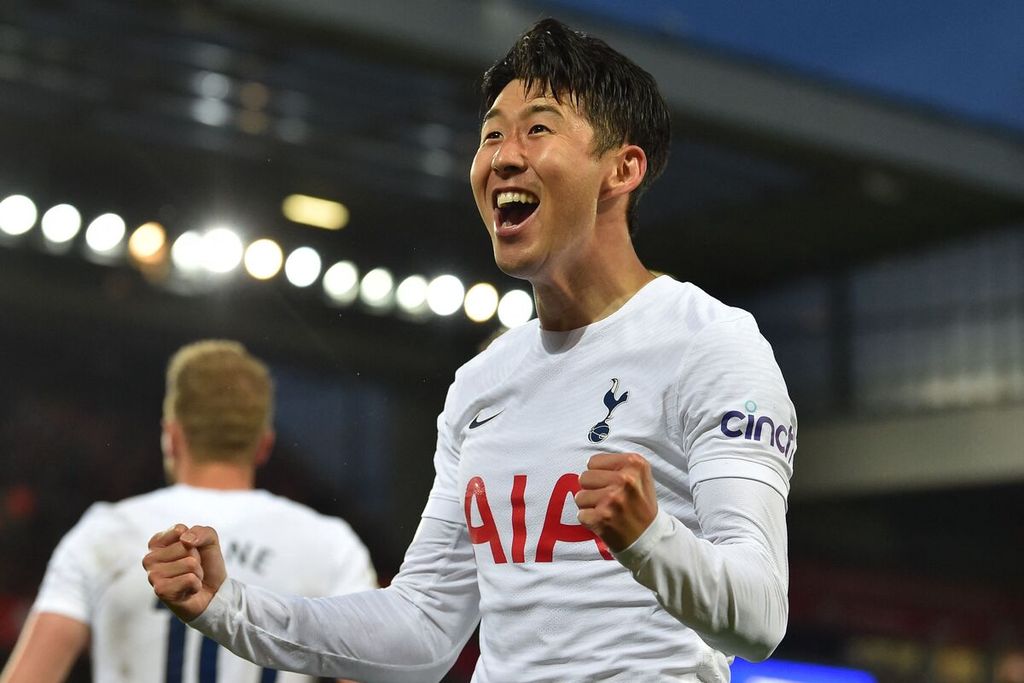 Ekspresi kegembiraan penyerang Tottenham Hotspur Son Heung-min saat mencetak gol ke gawang Liverpool pada laga Liga Inggris di Stadion Anfield, Liverpool, Minggu (8/5/2022) dini hari WIB. Laga itu berakhir imbang, 1-1. 