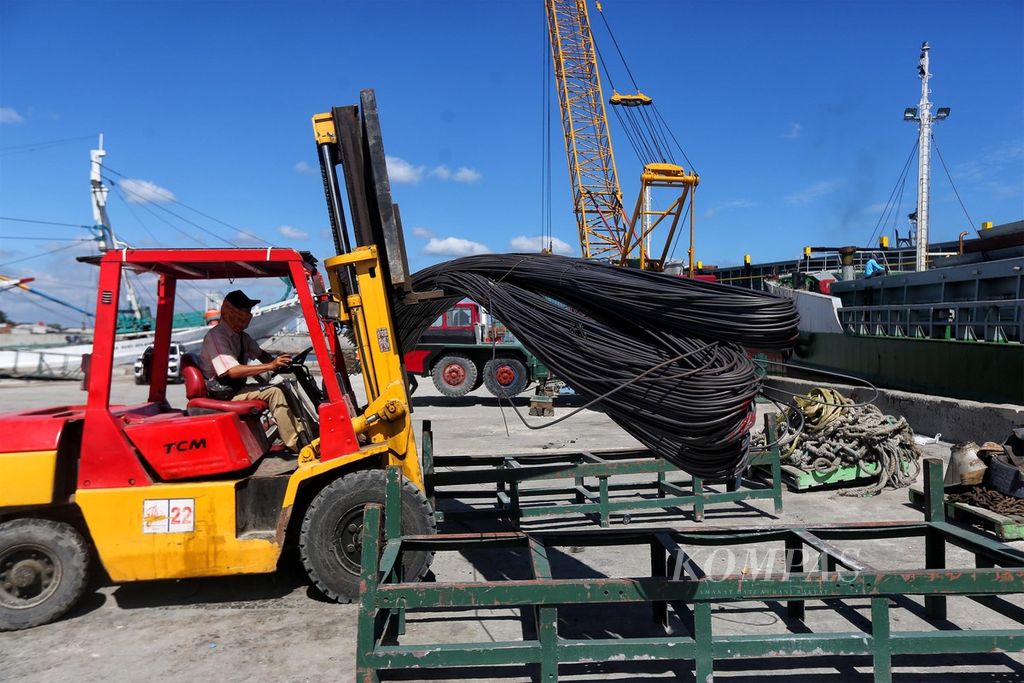 <i>Forklift</i> digunakan untuk memindahkan baja yang akan dikirim ke Sambas, Kalimantan Barat, di Pelabuhan Sunda Kelapa, Jakarta, Jumat (25/12/2020). Di masa pandemi ini, pembangunan proyek infrastruktur pemerintah menjadi penopang kinerja industri baja. Sepanjang tahun 2020, kebutuhan baja Kementerian PUPR sebanyak 511.331 ton. Untuk tahun 2021, menurut Kementerian PUPR, kebutuhan baja konstruksi tahun 2021 akan mencapai 1,04 juta ton.