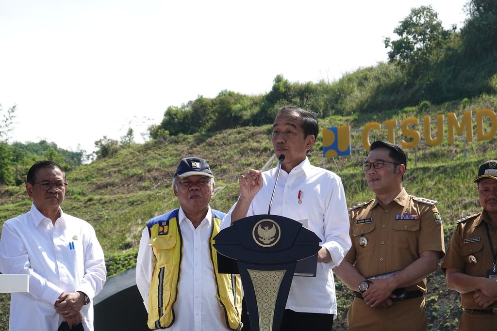 Presiden Joko Widodo meresmikan Jalan Tol Cileunyi-Sumedang-Dawuan (Cisumdawu) di depan terowongan <i>twin tunnel</i>, Tol Cisumdawu Kilometer 169, Kabupaten Sumedang, Jawa Barat,  Selasa (11/7/2023). 