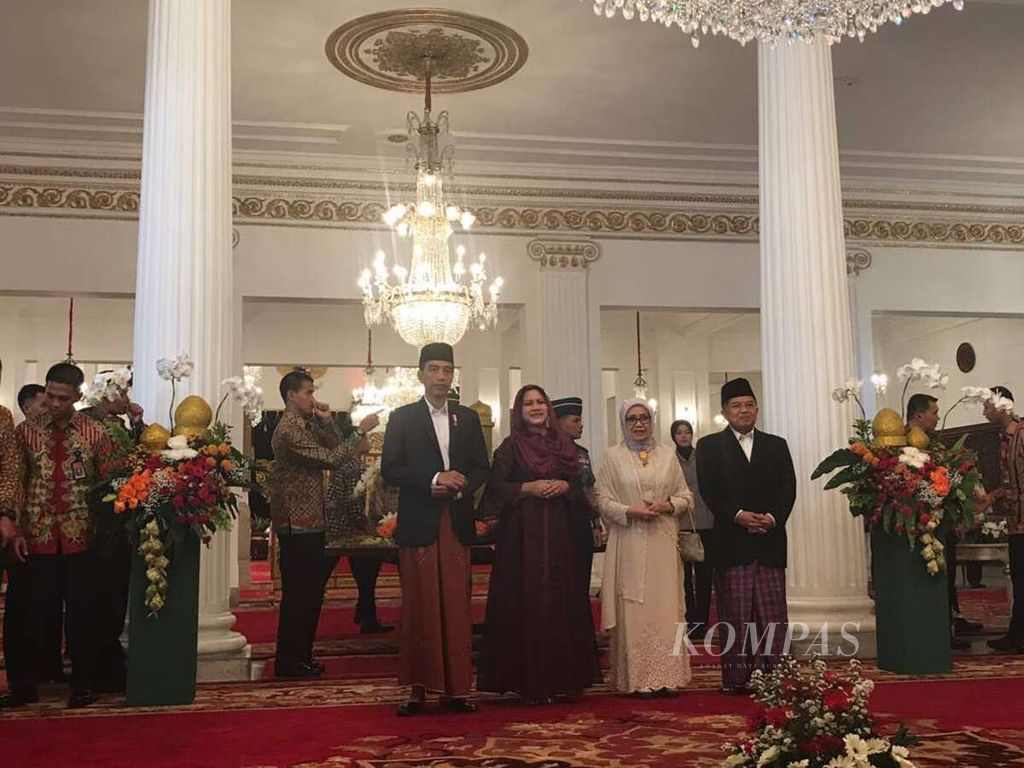 Presiden Joko Widodo dan Wakil Presiden Jusuf Kalla melakukan "open house" di Istana Negara, Minggu (25/6/2017) pagi. Presiden didampingi Ny Iriana dan Wapres didampingi Ny Mufidah Kalla.