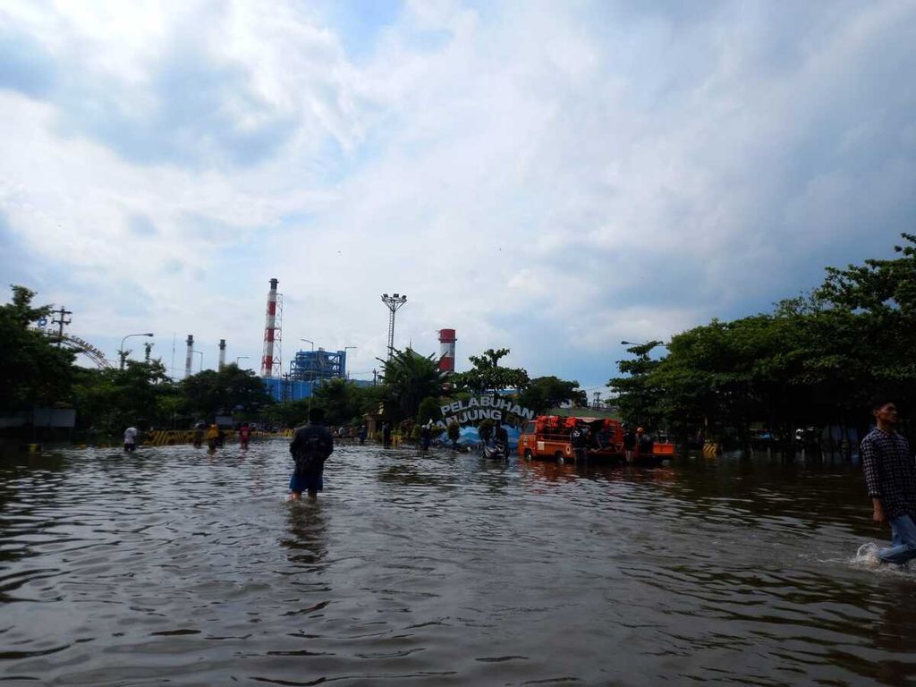 Kondisi banjir rob di sekitar Pelabuhan Tanjung Emas, Semarang, Jawa Tengah, Selasa (24/5/2022). Ketinggian air masih sekitar 20 sentimeter.