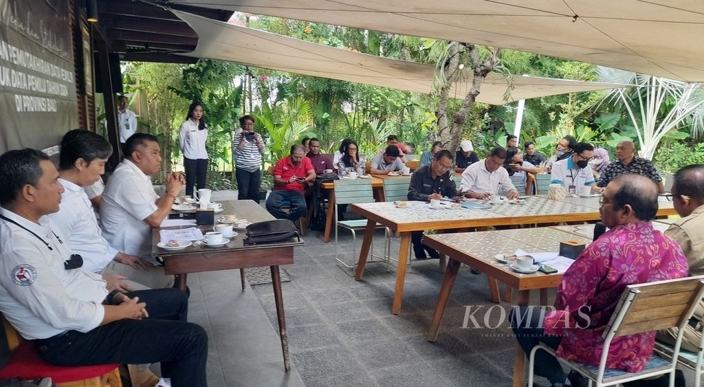 Jajaran KPU Provinsi Bali (sebelah kiri) dalam acara temu media dan para pemangku kepentingan terkait penyelenggaraan Pemilu 2024 di Provinsi Bali, Senin (3/10/2022).