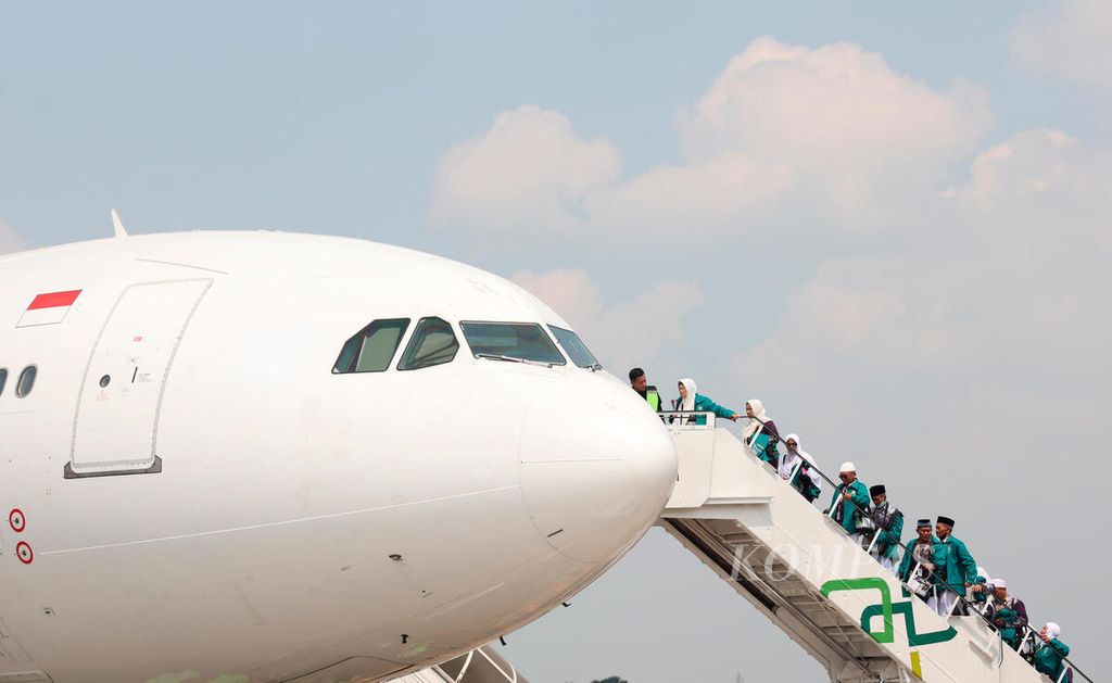 Calon jemaah haji saat menaiki tangga pesawat menjelang keberangkatan mereka munuju kota suci Mekkah, Arab Saudi, dari Bandara Adi Soemarmo, Kabupaten Boyolali, Jawa Tengah, Minggu (12/5/2024). 