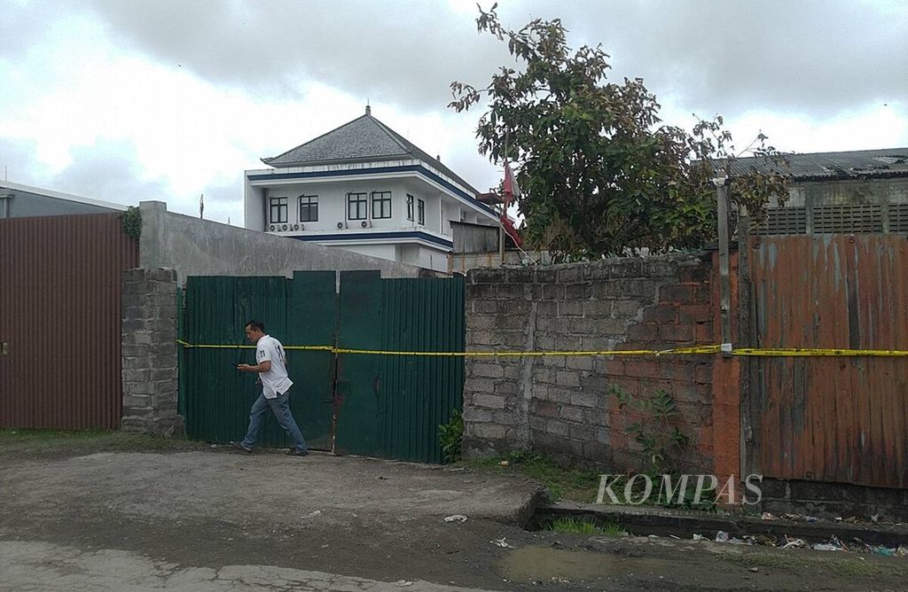 Gudang penyimpanan tabung elpiji di kompleks Jalan Cargo Taman, Denpasar Utara, Kota Denpasar, dilalap si jago merah, Minggu (9/6/2024) pagi. Polisi memasang pita garis polisi di lokasi kebakaran.